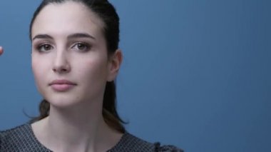 Ona bakmak kontrol ve hazırlanıyordu, pretty genç kız saç ve makyaj uyum sağlıyor.