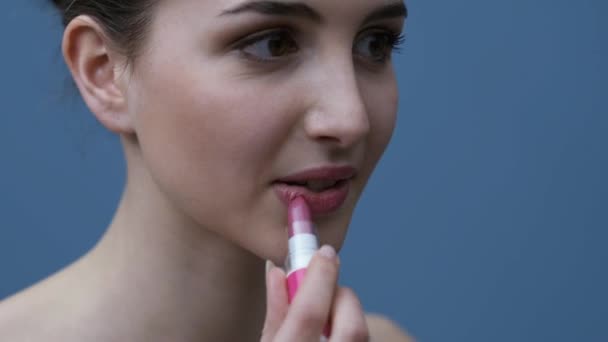 Junge Schöne Frau Trägt Einen Rosa Lippenstift Auf Ihre Lippen — Stockvideo