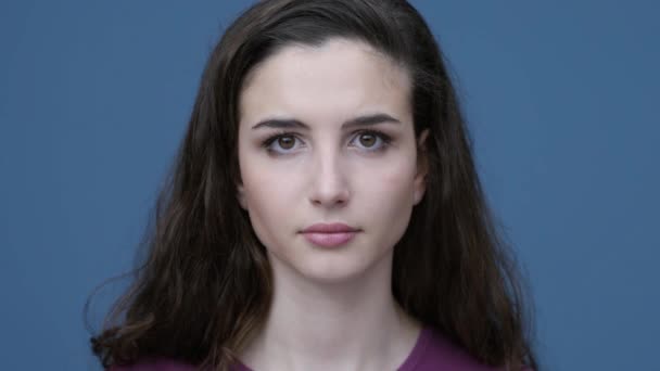 Genç Güzel Kız Kamera Gülümseyen Mavi Arka Plan Üzerinde Poz — Stok video
