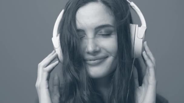 Joven Mujer Feliz Escuchando Música Usando Auriculares Ella Sonríe Mueve — Vídeos de Stock