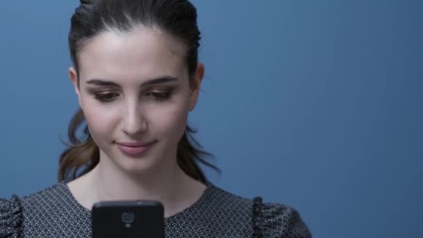 Chica Joven Feliz Conectar Con Teléfono Inteligente Ella Está Enviando — Vídeo de stock