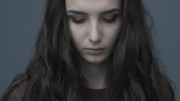 Triste Giovane Donna Depressa Sente Infelice Dispiaciuta — Video Stock