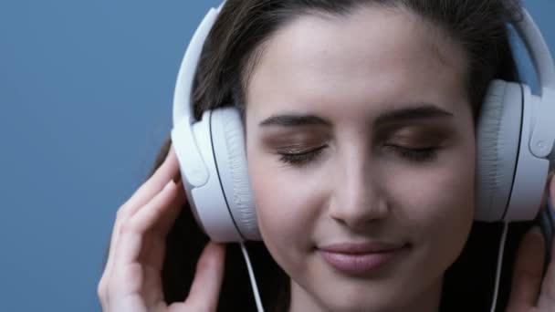 Joven Mujer Feliz Escuchando Música Usando Auriculares Ella Sonríe Mueve — Vídeos de Stock