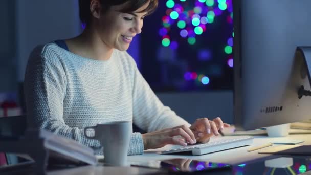 Lachende Vrouw Avonds Laat Verbinden Chatten Met Vrienden Online Sociale — Stockvideo