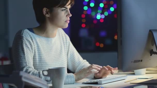 Mujer Joven Trabajando Hasta Tarde Noche Ella Está Teniendo Dolor — Vídeos de Stock