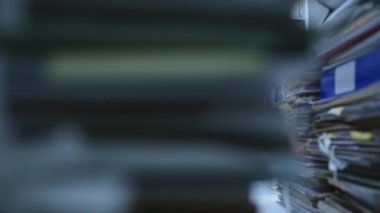 İş yürütme çalışması ile bunalmış, o evrak ve dosyalar masasının üzerindeki yığınları vardır