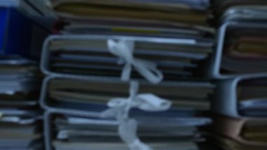 Bir yığın evrak ve kafasına isabet sinirli overworked ofis çalışanı: stres ile iş tekrar kavramı