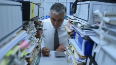 Office ve evrak, yığınları çalışma büro memuru bir hesap makinesi, iş yükü kavramı, dolly atış kullanıyor
