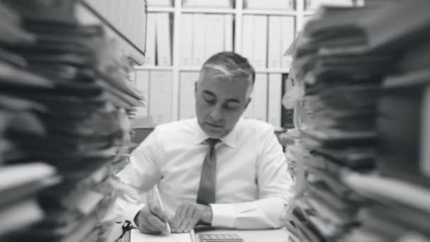 Втомлений Перевантажений Бізнесмен Працює Офісі Його Письмовий Стіл Заповнений Паперовими — стокове відео