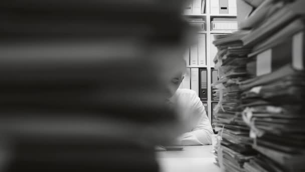 Pengusaha Yang Terlalu Sibuk Bekerja Kantor Mejanya Dipenuhi Dengan Dokumen — Stok Video