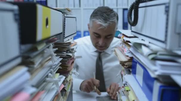 Überlasteter Geschäftsmann Der Büro Arbeitet Und Rechnet Sein Schreibtisch Ist — Stockvideo