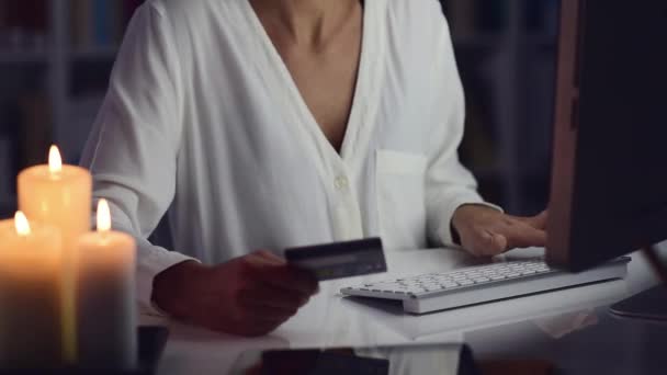 Γυναίκα Σύνδεση Τον Υπολογιστή Της Και Κάνει Online Αγορές Νύχτα — Αρχείο Βίντεο