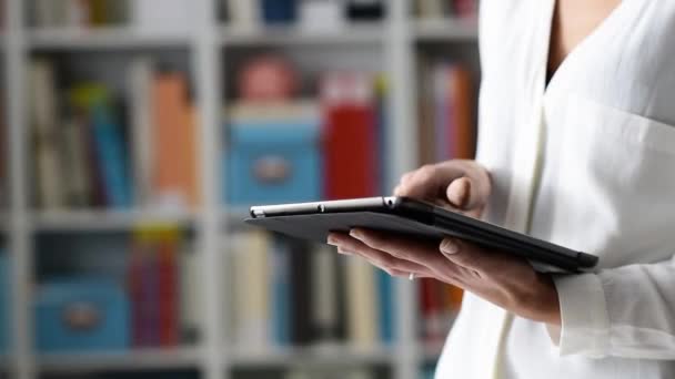 Wanita Menggunakan Tablet Layar Sentuh Digital Dan Halaman Bergulir Tangan — Stok Video