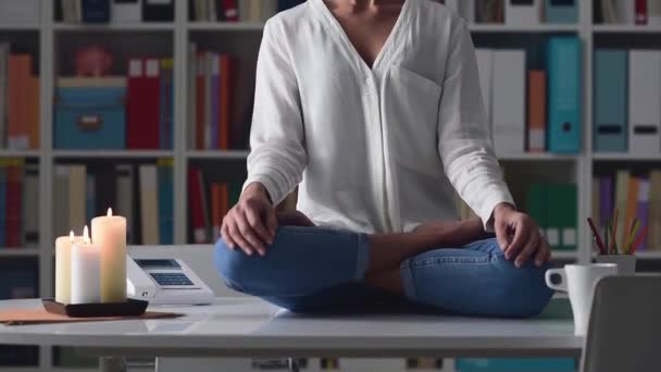 Mulher Sentada Posição Lótus Topo Mesa Praticando Meditação Mindfulness Conceito — Vídeo de Stock