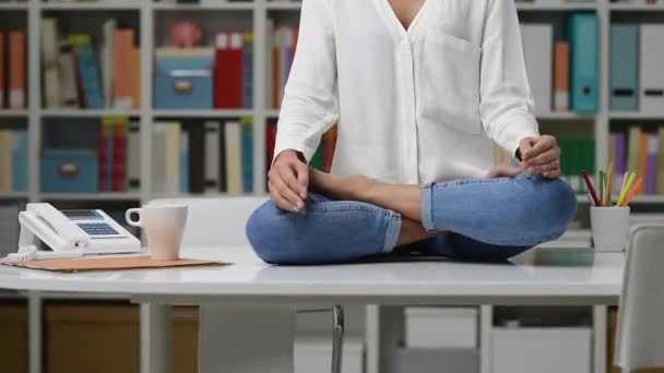 Mulher Sentada Posição Lótus Topo Mesa Praticando Meditação Mindfulness Conceito — Vídeo de Stock