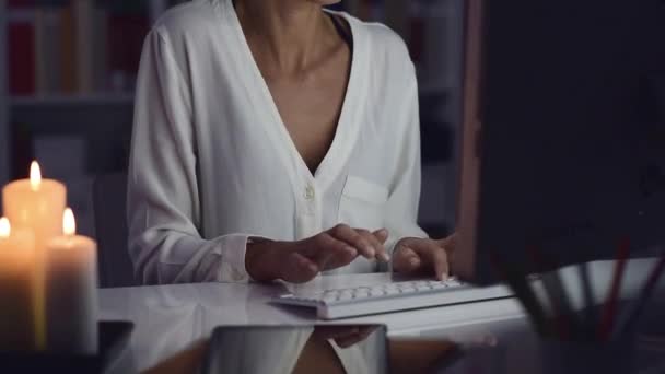 幸せな女性 夜自宅でリラックスに笑みを浮かべて 彼女は彼女のコンピューターとの接続 チャット ソーシャルネットワー キングです — ストック動画