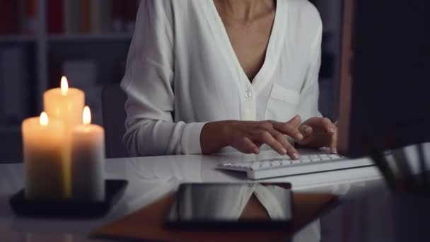 Mulher Trabalhando Com Seu Computador Tarde Noite Ela Está Digitando — Vídeo de Stock