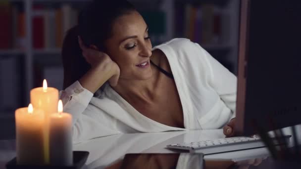 Gelukkige Vrouw Ontspannen Thuis Nachts Verbinding Maakt Met Haar Computer — Stockvideo