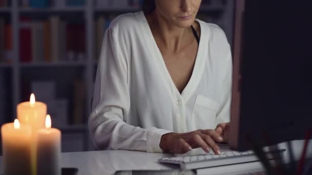 Mulher Feliz Conversando Noite Com Seu Computador Ela Está Recebendo — Vídeo de Stock