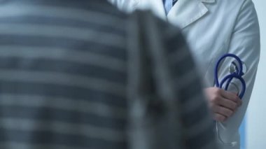 Doktor hasta doktora ofiste toplantı ve belirtiler açıklayan, dinlediği