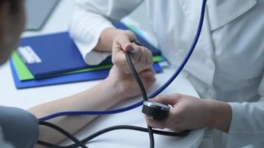 Doktor hastanın tansiyon Tansiyon Aleti, hipertansiyon ve tıbbi sınav kavramı kullanarak ölçüm