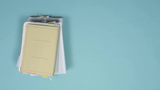 Ofiste Çalışan Büro Memuru Dosyaları Hançerlenmektir Diğer Ekleyerek Daha Fazla — Stok video