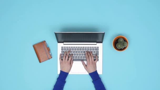 Mulher Trabalhando Com Seu Laptop Desktop Minimalista Vista Superior — Vídeo de Stock