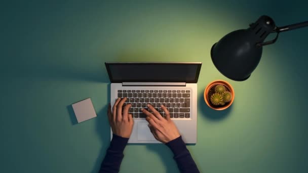 Γυναίκα Σύνδεση Laptop Της Και Εργάζεται Στο Νύχτα Top View — Αρχείο Βίντεο