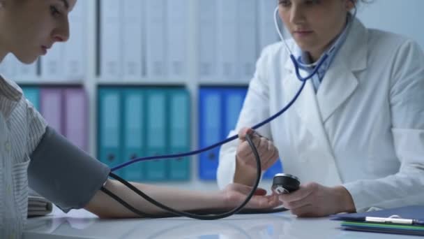 Medico Che Misura Pressione Sanguigna Paziente Utilizzando Uno Sfigmomanometro Ipertensione — Video Stock
