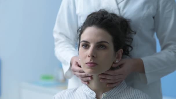 Médico Profesional Visitando Una Paciente Consultorio Ella Está Revisando Cuello — Vídeos de Stock