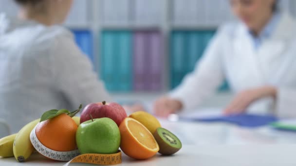 Patient Meeting Professional Nutritionist Her Office Doctor Giving Her Prescription — Stock Video