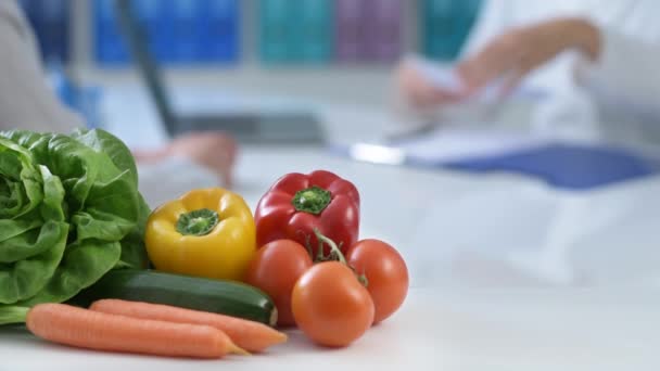 病人会在办公室接受专业饮食 并获得处方饮食 健康的新鲜蔬菜的前景 — 图库视频影像