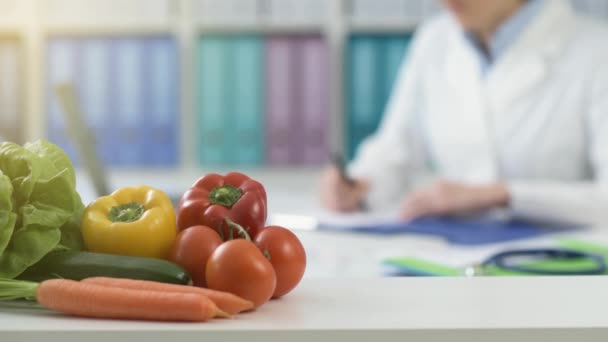 Nutritionniste Professionnel Travaillant Bureau Écrivant Régime Prescription Légumes Frais Sains — Video