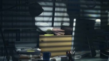 İşten sonra ofiste eşyalarını ambalaj iş çalışan tüm öğeleri bir kutuya koyuyor