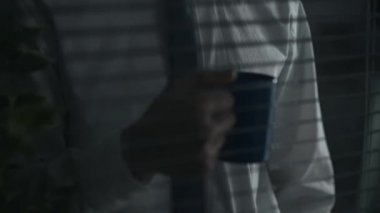 Ofiste duran ve bir kahve molası dalgın işadamı o uzakta ve düşünme arıyor