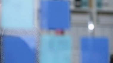 Arka planda çalışan çene ve genç iş takım üzerinde el ile düşünme genç işadamı: iş stratejileri ve kavram kurmak