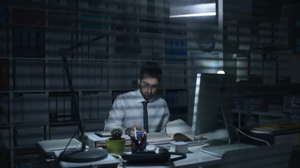 Firemní Obchodník Sedí Kanceláři Pracovat Samostatně Pozdě Noci Kontrola Papírování — Stock video