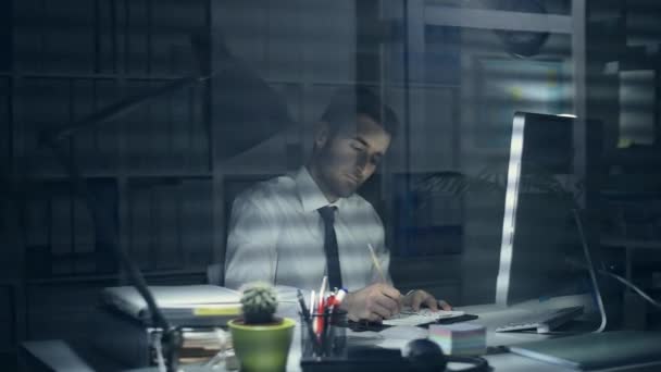 Fatigué Homme Affaires Stressé Travaillant Bureau Tard Dans Nuit Ayant — Video