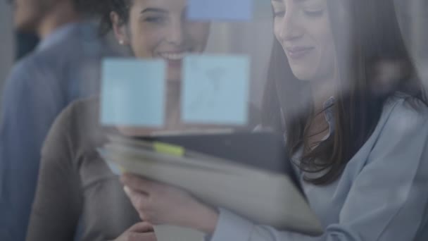 Treffen Des Jungen Business Teams Büro Zwei Frauen Diskutieren Und — Stockvideo