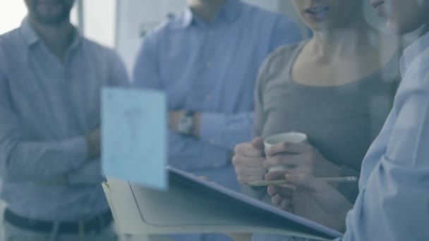 Jóvenes Empresarios Reunidos Oficina Haciendo Una Lluvia Ideas Están Discutiendo — Vídeos de Stock