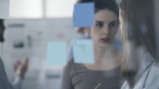 Joven Reunión Del Equipo Negocios Oficina Dos Mujeres Están Discutiendo — Vídeo de stock