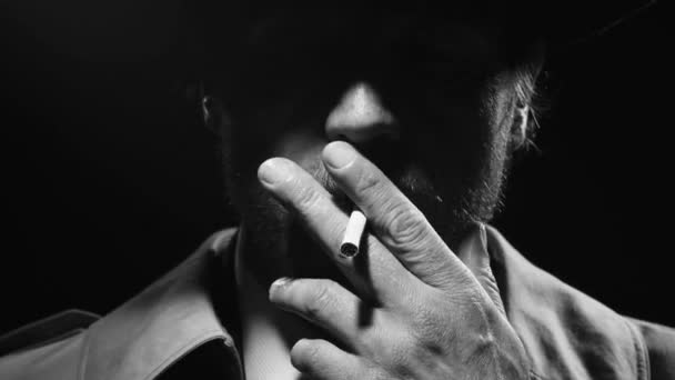 Detective Cine Negro Parado Oscuridad Fumando Cigarrillo Lleva Una Gabardina — Vídeos de Stock