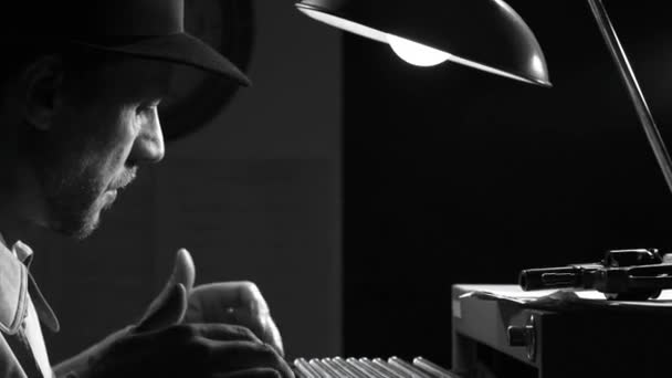 Следователь Шпион Просматривает Конфиденциальные Файлы Картотеке Ночью Персонаж Ретро Нуар — стоковое видео