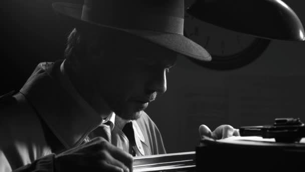 Noir Film Nyomozó Szigorúan Titkos Fájlokat Keres Irodában Éjjel Retro — Stock videók
