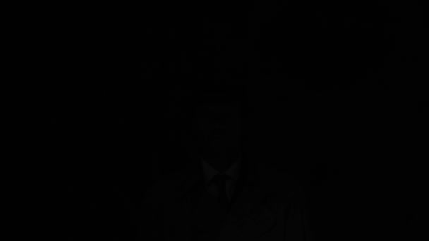 Espião Filme Noir Confiante Com Casaco Trincheira Chapéu Fedora Escuro — Vídeo de Stock