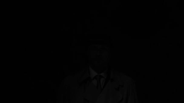 Детектив Виступає Вперед Запалює Цигарку Темному Ретро Нуарному Фільмі Персонажа — стокове відео