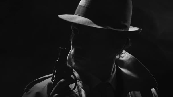 Retro Détective Espion Tenant Revolver Dans Noir Regardant Autour Personnage — Video