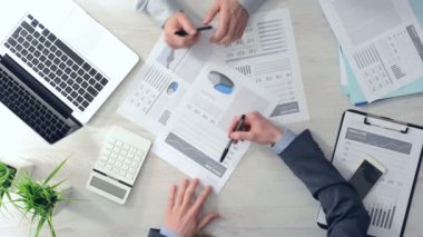 Ofis Masası birlikte çalışma ve mali raporu kontrol iş adamları, eller görünüm, tanınmayan insanlar top.