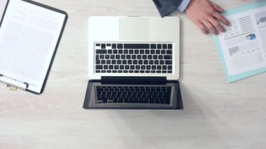 Overworked işadamı ile dizüstü bilgisayar Ofis Masası, bir memur çalışma onu daha fazla iş getirerek tutar, üstten görünüm eller