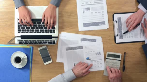 Equipo Negocios Trabajando Juntos Escritorio Oficina Una Mujer Está Escribiendo — Vídeo de stock